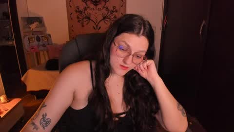 Snapshot of _peach__ chatting on 04.28.26 violeta ig online show from 04.28.26