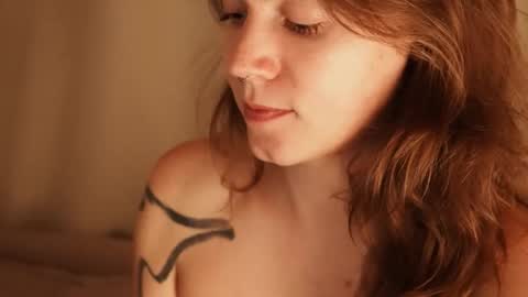 Snapshot of _sensualia_ chatting on 09.24.25 Lia online show from 09.24.25