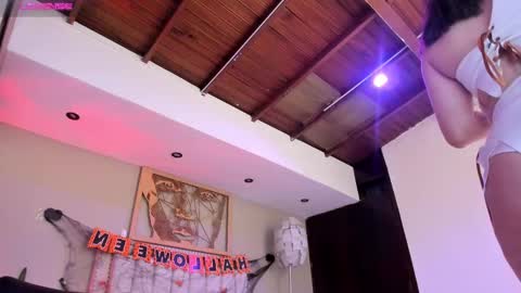 Snapshot of _sofia_cruz chatting on 10.31.25 640 200 online show from 10.31.25