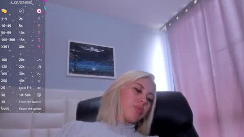 Snapshot of _sophiewilson chatting on 03.07.25 sophie online show from 03.07.25
