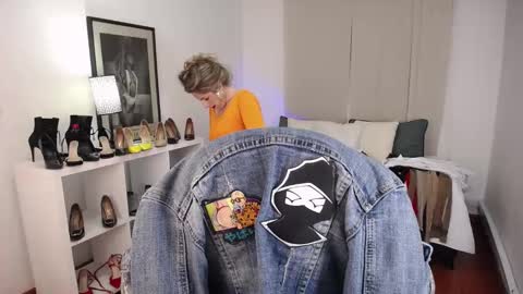 Snapshot of _victoria_collins chatting on 01.10.25 Sol online show from 01.10.25