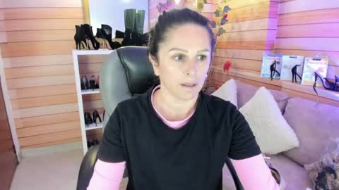 Snapshot of _victoria_collins chatting on 06.26.26 Sol online show from 06.26.26