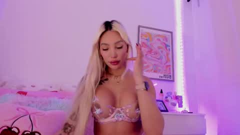 Snapshot of _viioletweekend_ chatting on 02.21.25 online show from 02.21.25