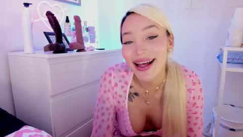 Snapshot of _viioletweekend_ chatting on 02.23.25 online show from 02.23.25