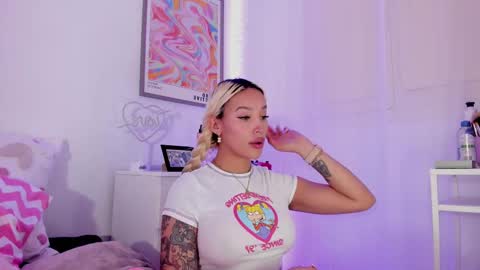 Snapshot of _viioletweekend_ chatting on 03.03.25 online show from 03.03.25