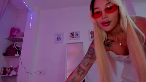 Snapshot of _viioletweekend_ chatting on 11.28.25 online show from 11.28.25