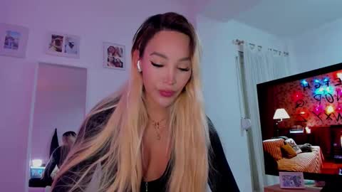 Snapshot of _viioletweekend_ chatting on 12.16.25 online show from 12.16.25