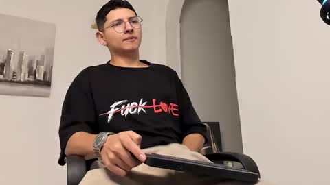 Snapshot of a_lejandro_08 chatting on 03.08.25 alejo online show from 03.08.25