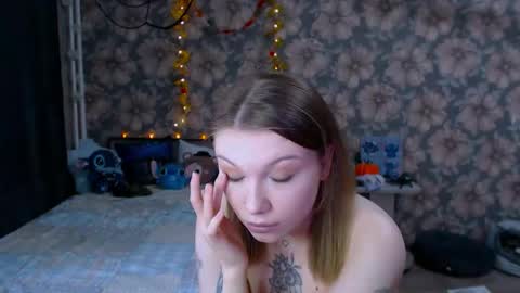 Snapshot of aalicebubble chatting on 10.21.25 Alice online show from 10.21.25