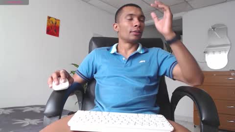 Snapshot of aaronblack1_ chatting on 11.30.25 Heyy my name is Aaron online show from 11.30.25