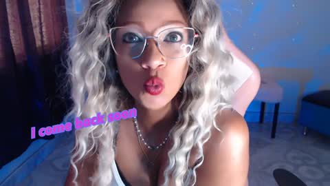 Snapshot of abby_liu chatting on 01.06.25 May Imstagram online show from 01.06.25