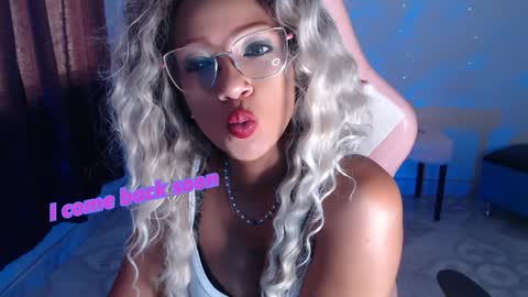 Snapshot of abby_liu chatting on 01.11.25 May Imstagram online show from 01.11.25