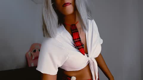 Snapshot of abby_liu chatting on 01.25.25 May Imstagram online show from 01.25.25
