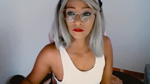 Snapshot of abby_liu chatting on 02.01.25 May Imstagram online show from 02.01.25