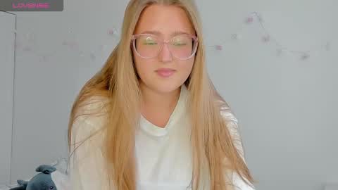 Snapshot of abbywyte chatting on 09.20.25 Abby    Stream at Sat  Sun  Mon  Fri online show from 09.20.25