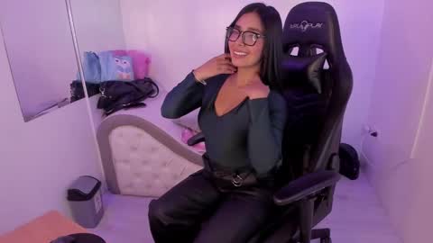 Snapshot of abril__ws chatting on 09.22.25 Abril online show from 09.22.25