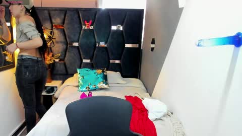 Abril Fox online show from 04.11.26