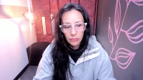 Snapshot of abrillee1 chatting on 11.07.25 ABRIL online show from 11.07.25