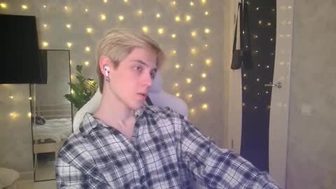 Snapshot of abslut chatting on 02.05.26 Nick online show from 02.05.26