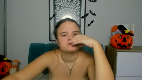 Snapshot of adelecruzz chatting on 10.23.25 adelecruzz online show from 10.23.25