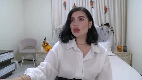 AdrianaTores online show from 10.31.25