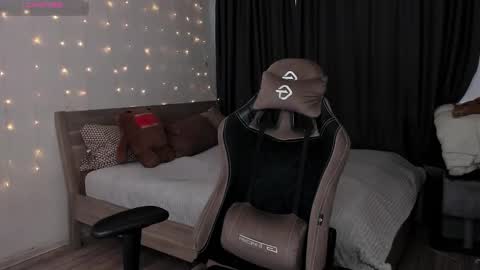 Snapshot of agata_cherry chatting on 01.27.25 Eva online show from 01.27.25