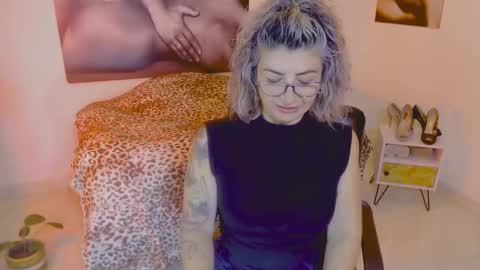 Snapshot of agnes_blackmore chatting on 01.12.25 Lily online show from 01.12.25