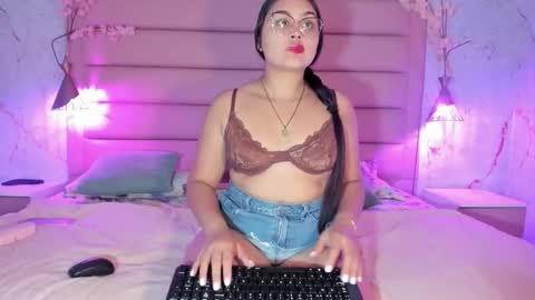 agnesrocuzzo online show from 11.25.25