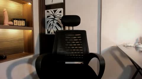 agnesrocuzzo online show from 12.13.25