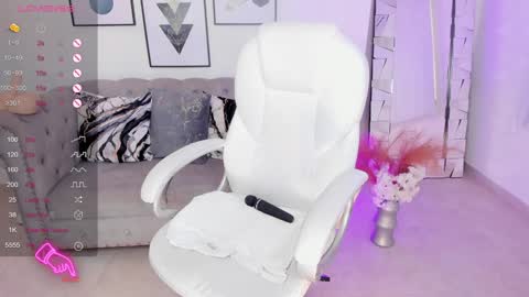 AIDA ADAMS online show from 01.11.25