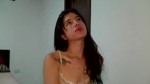 Snapshot of aine_ileana chatting on 09.10.25 J online show from 09.10.25