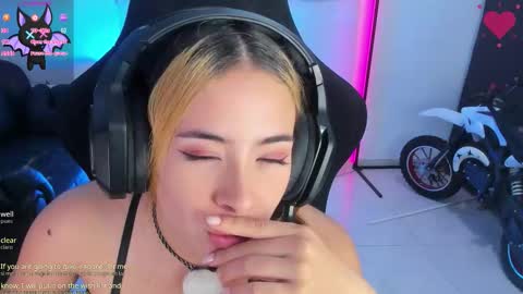 aishelyng20 online show from 10.24.25