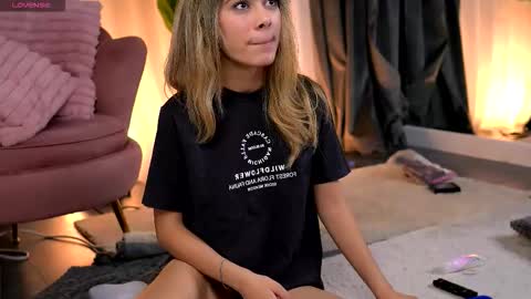 Snapshot of aishleybee chatting on 12.13.25 Aish online show from 12.13.25