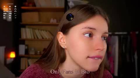 Snapshot of aislyfarran chatting on 11.28.25 Aliza online show from 11.28.25