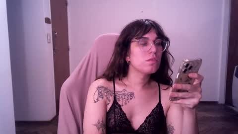 Snapshot of akamedolle chatting on 10.18.25 Veronica Akame 3 online show from 10.18.25