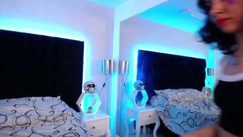 A K A N E  U W U online show from 12.15.24