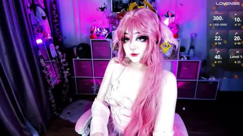 Snapshot of aki__ra chatting on 10.26.25 Aki online show from 10.26.25