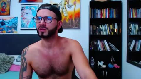 Snapshot of akiles_r chatting on 01.13.25 akiles online show from 01.13.25