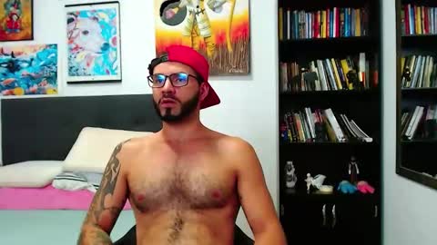 Snapshot of akiles_r chatting on 01.22.25 akiles online show from 01.22.25