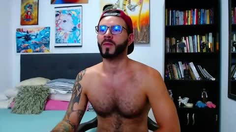 Snapshot of akiles_r chatting on 01.28.25 akiles online show from 01.28.25