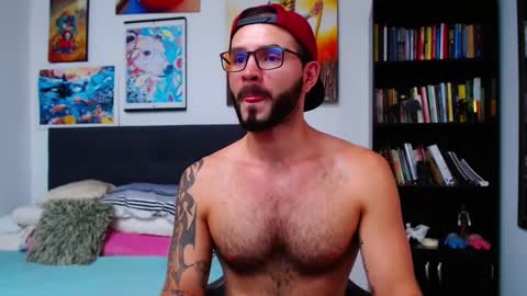 Snapshot of akiles_r chatting on 01.28.25 akiles online show from 01.28.25