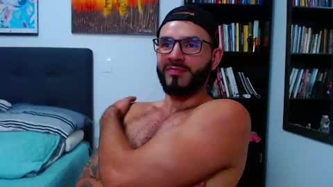 Snapshot of akiles_r chatting on 02.21.25 akiles online show from 02.21.25