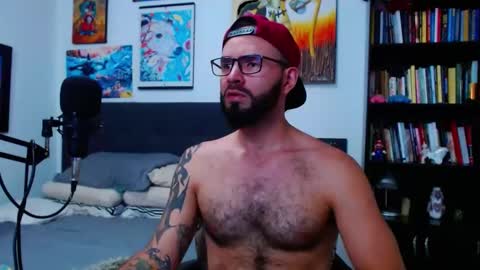 Snapshot of akiles_r chatting on 10.08.25 akiles online show from 10.08.25