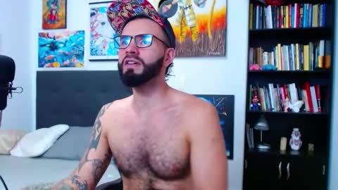 Snapshot of akiles_r chatting on 10.28.25 akiles online show from 10.28.25