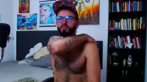 Snapshot of akiles_r chatting on 10.29.25 akiles online show from 10.29.25