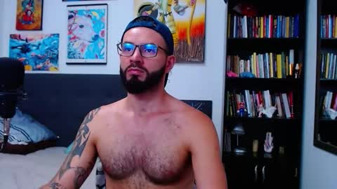 Snapshot of akiles_r chatting on 11.20.25 akiles online show from 11.20.25