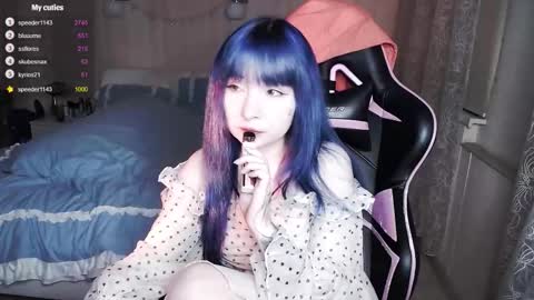 akirahartyx online show from 09.15.25