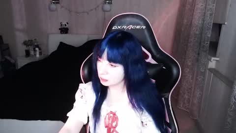 akirahartyx online show from 11.30.25