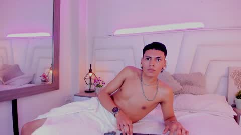 Snapshot of alan_whitee chatting on 03.07.25 Alan Whitee online show from 03.07.25