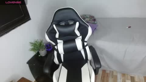 Snapshot of alana_4 chatting on 12.17.25 alana online show from 12.17.25